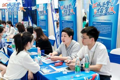 江漢區(qū)人才直通車"開進"武漢大學 提供2000余個就業(yè)實習崗位