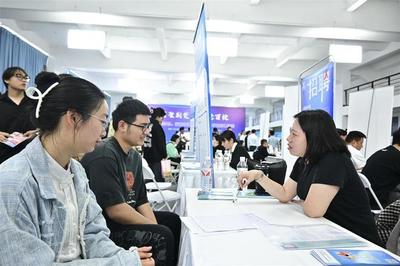 提供崗位800余個(gè),云夢縣、應(yīng)城市組團(tuán)到武漢工商學(xué)院招聘人才